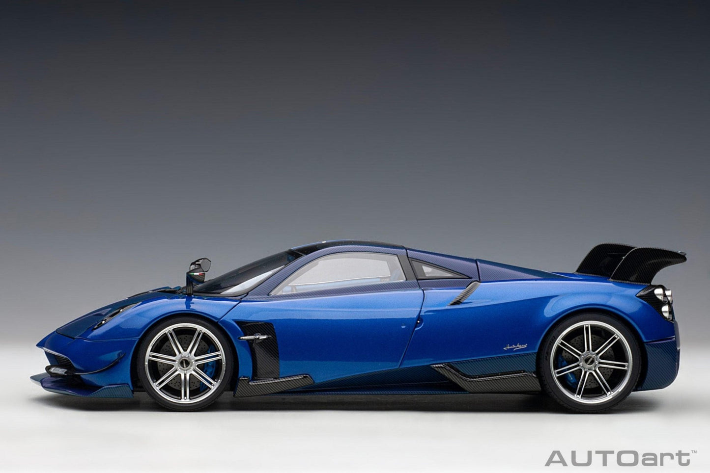 AutoArt Pagani Huayra BC - Blue Francia/Carbon 1:18 Modell - Artexio