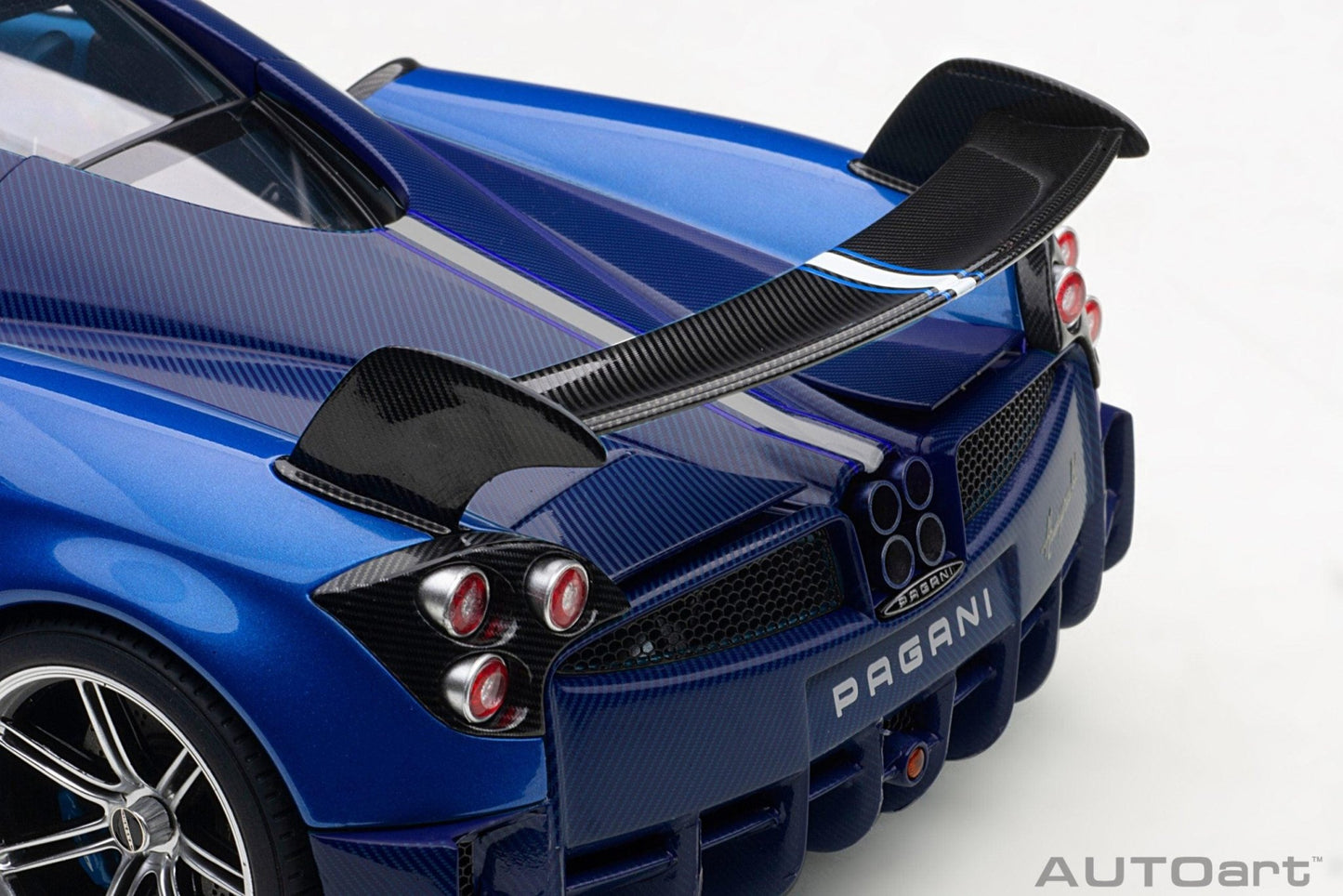 AutoArt Pagani Huayra BC - Blue Francia/Carbon 1:18 Modell - Artexio