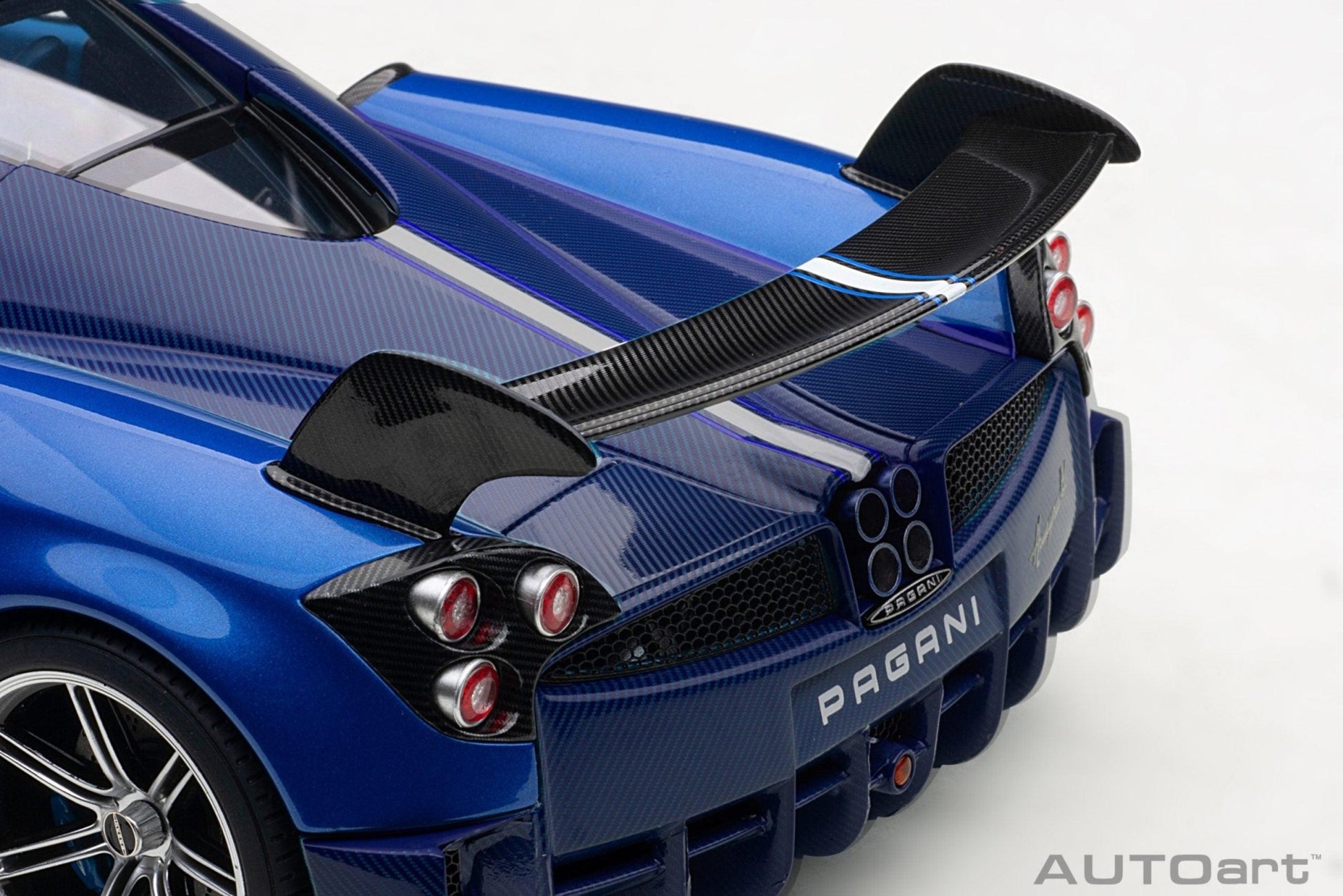 AutoArt Pagani Huayra BC - Blue Francia/Carbon 1:18 Modell - Artexio