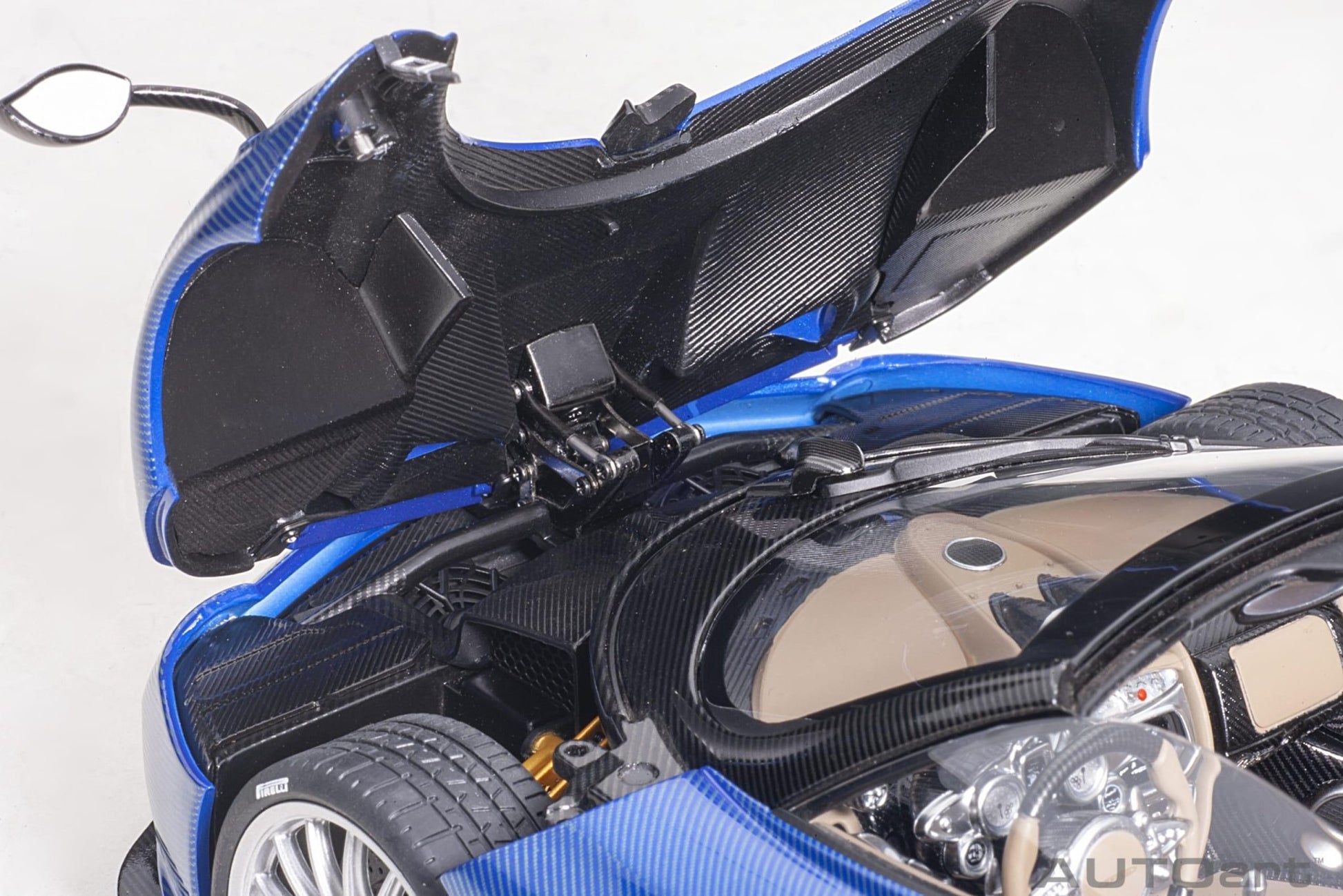 AutoArt Pagani Huayra Roadster - Blue Carbon 1:18 Modell - Artexio