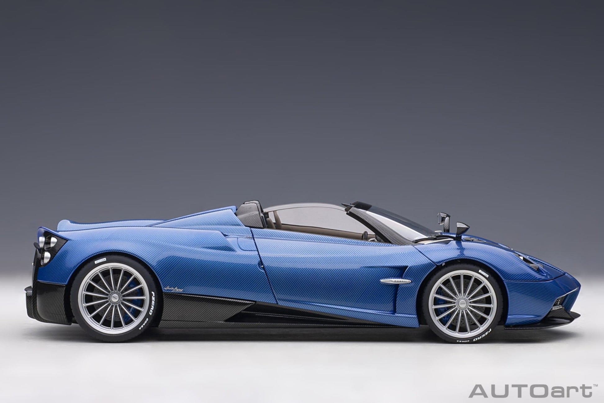 AutoArt Pagani Huayra Roadster - Blue Carbon 1:18 Modell - Artexio