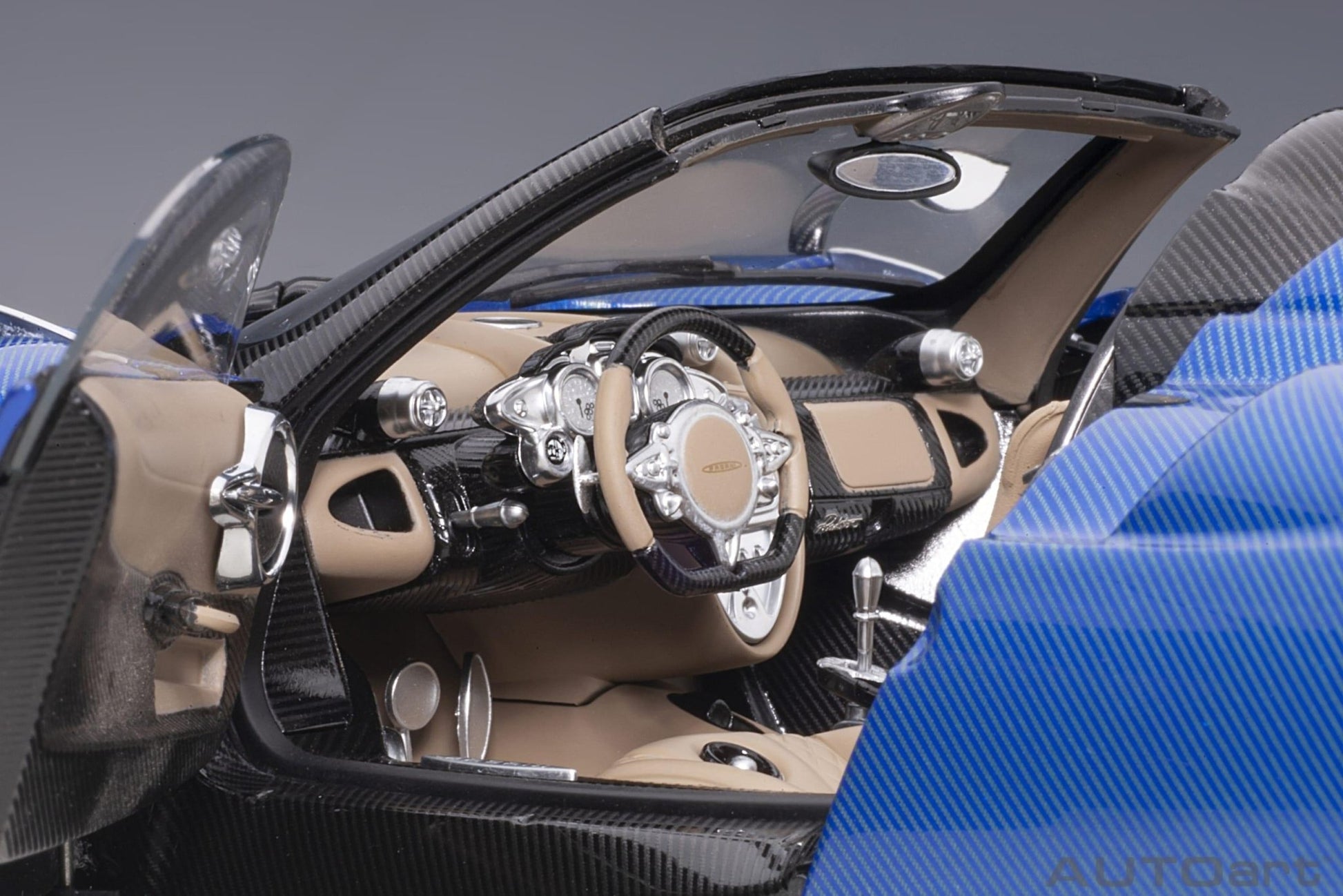 AutoArt Pagani Huayra Roadster - Blue Carbon 1:18 Modell - Artexio