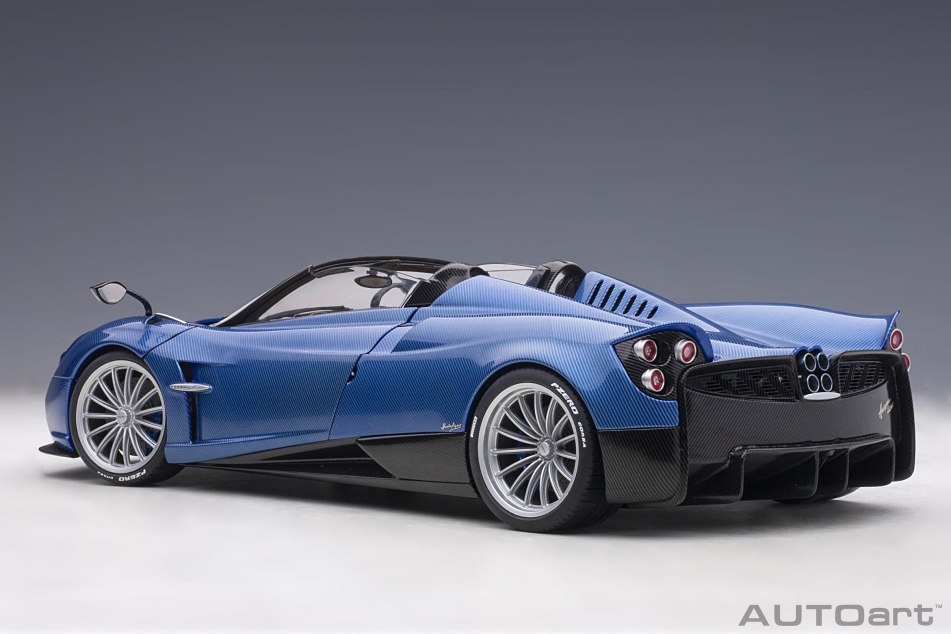 AutoArt Pagani Huayra Roadster - Blue Carbon 1:18 Modell - Artexio