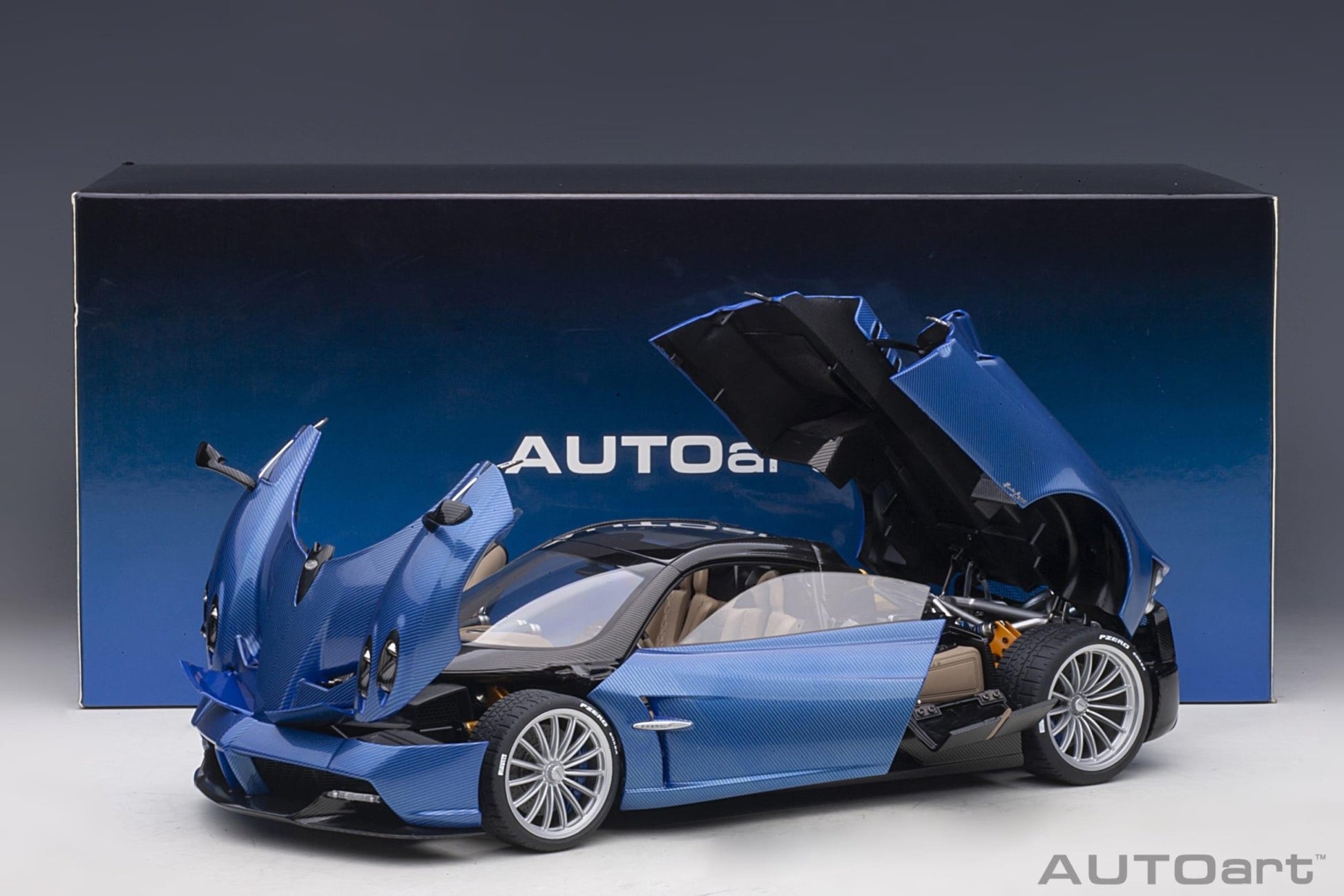 AutoArt Pagani Huayra Roadster - Blue Carbon 1:18 Modell - Artexio