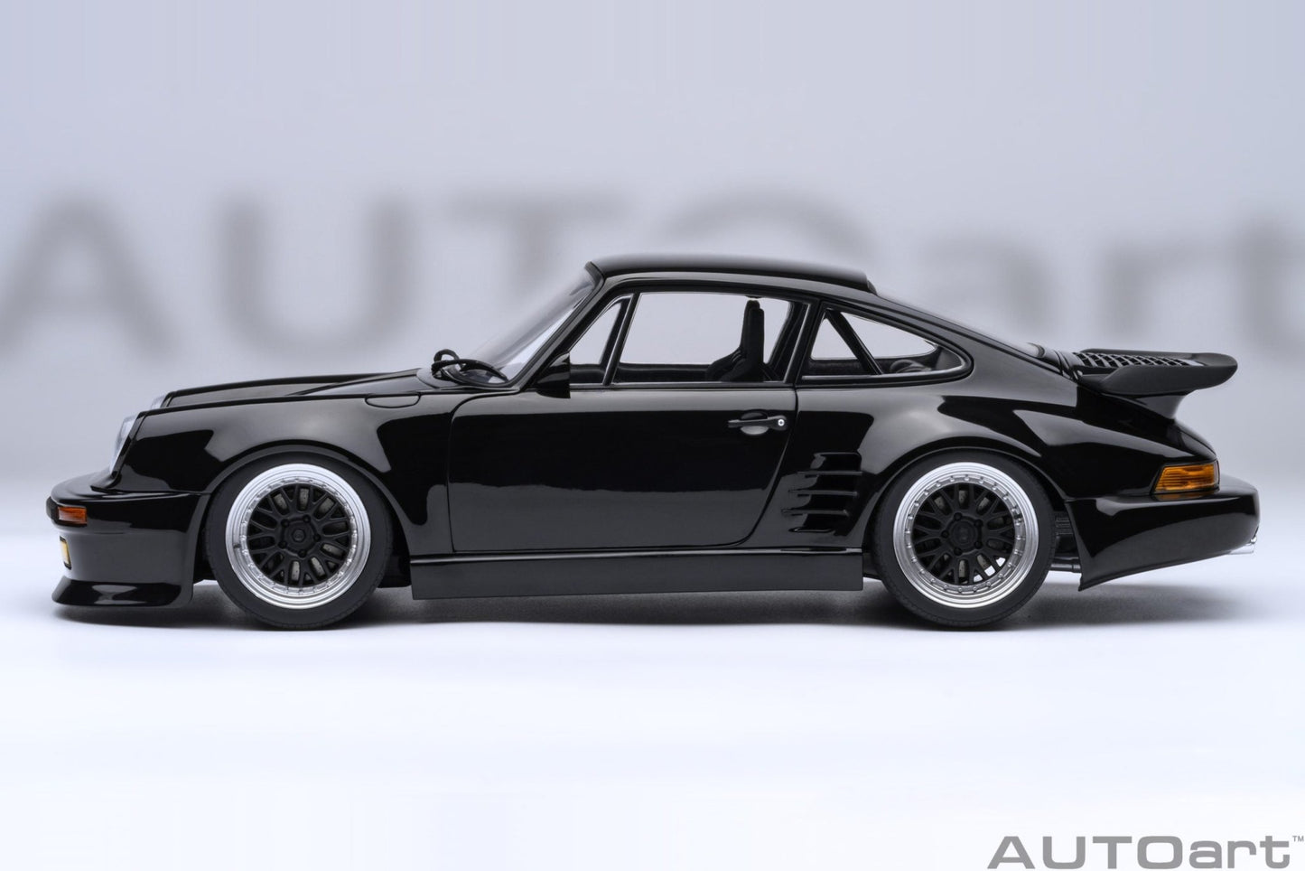 AutoArt Porsche 911 930 Turbo Wangan Midnight Blackbird 1:18 Modell