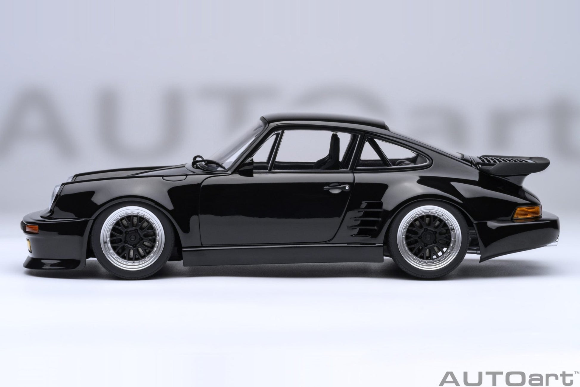 AutoArt Porsche 911 930 Turbo Wangan Midnight Blackbird 1:18 Modell