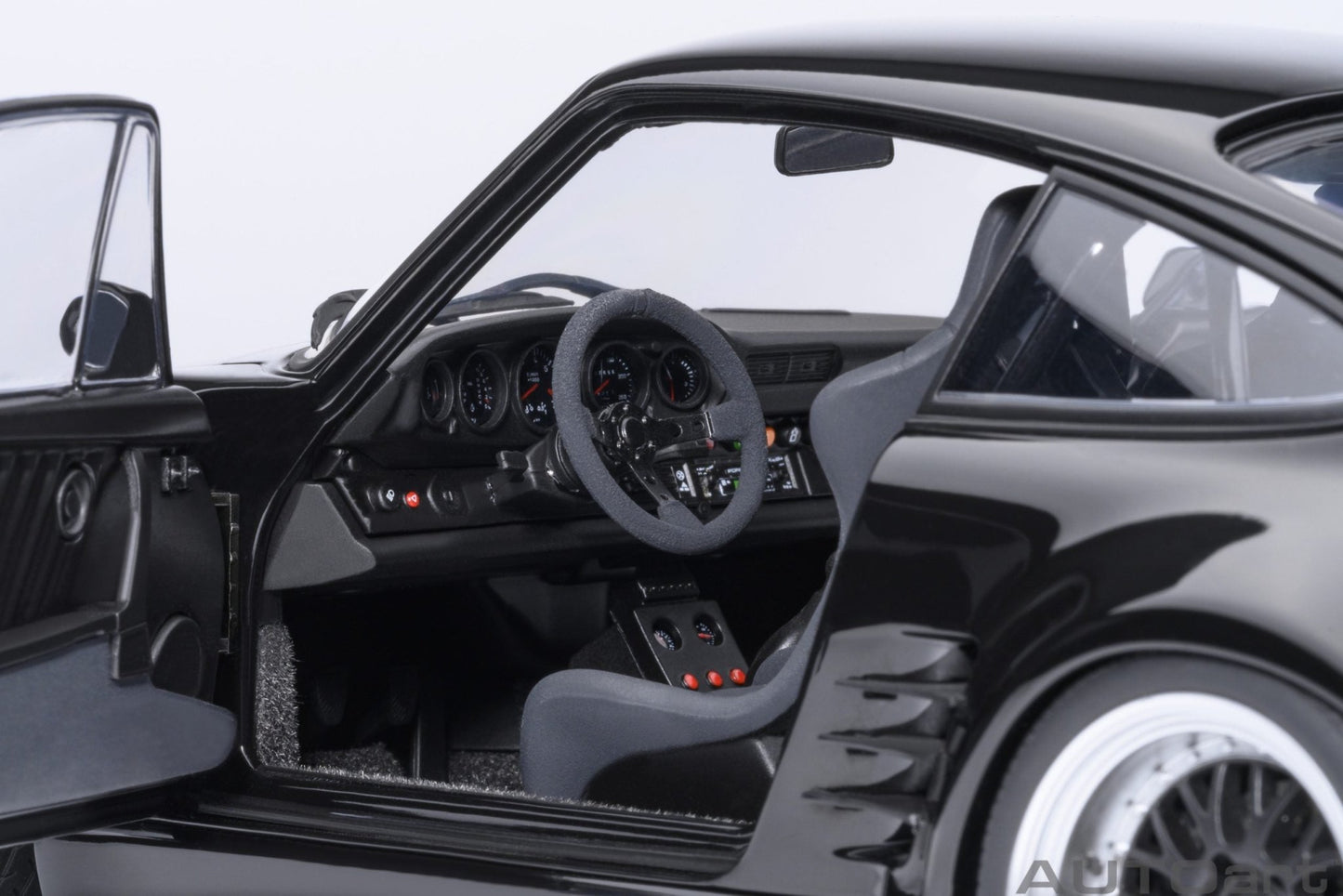 AutoArt Porsche 911 930 Turbo Wangan Midnight Blackbird 1:18 Modell