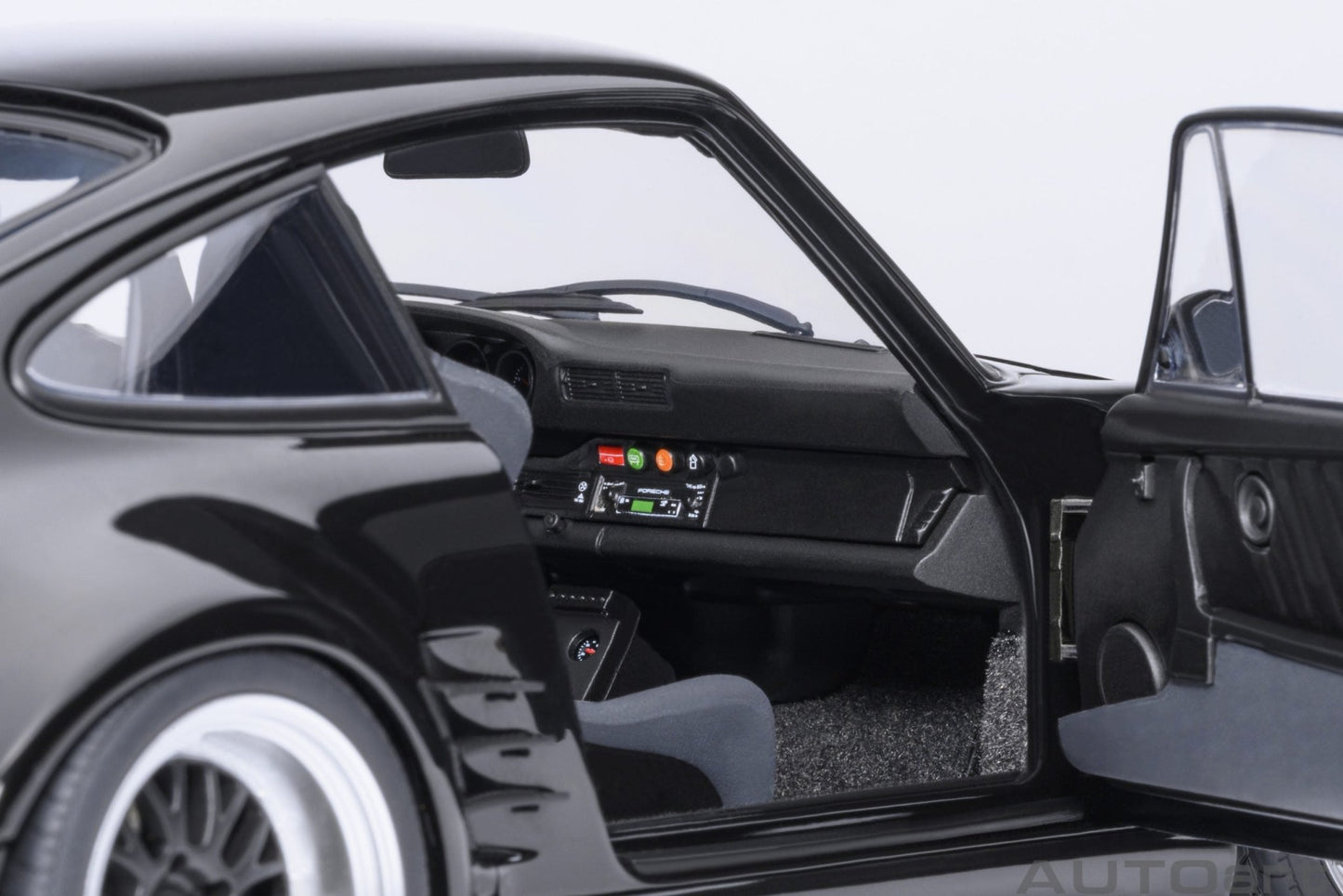 AutoArt Porsche 911 930 Turbo Wangan Midnight Blackbird 1:18 Modell