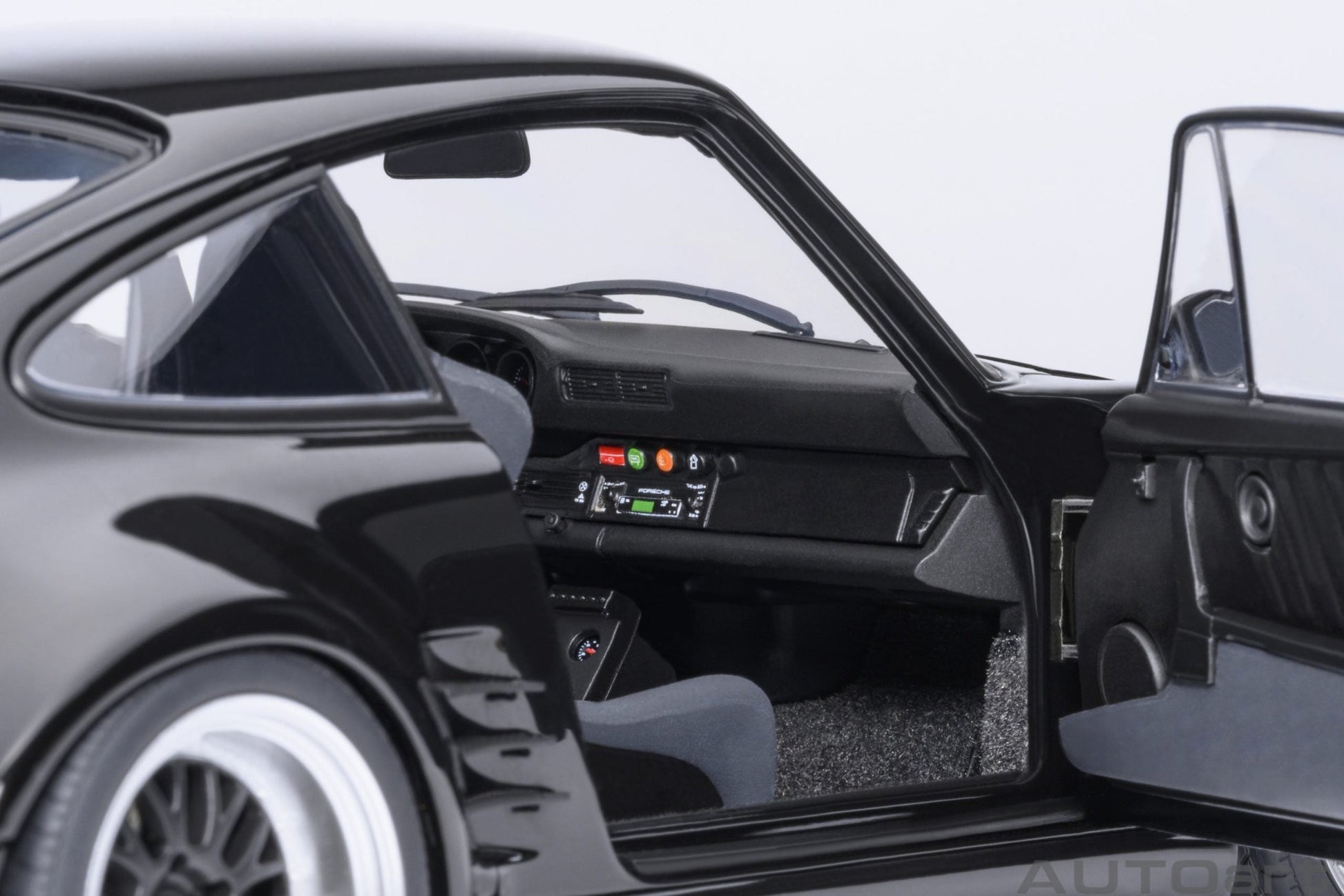 AutoArt Porsche 911 930 Turbo Wangan Midnight Blackbird 1:18 Modell