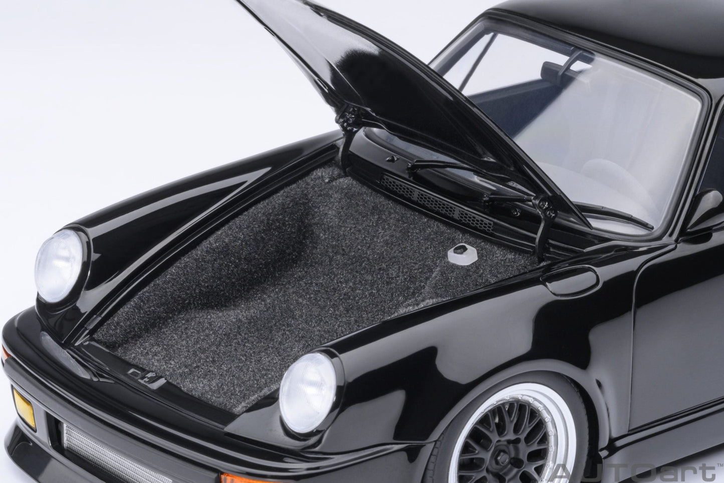AutoArt Porsche 911 930 Turbo Wangan Midnight Blackbird 1:18 Modell