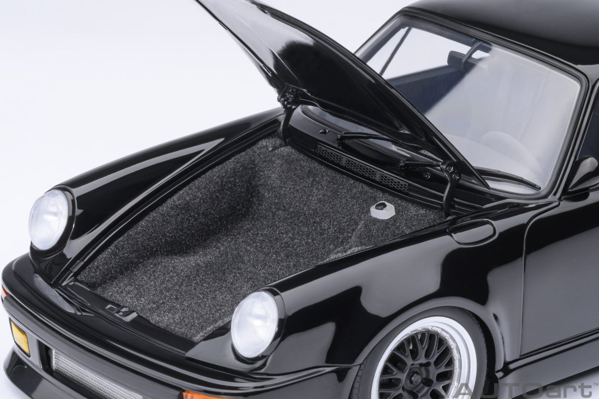 AutoArt Porsche 911 930 Turbo Wangan Midnight Blackbird 1:18 Modell