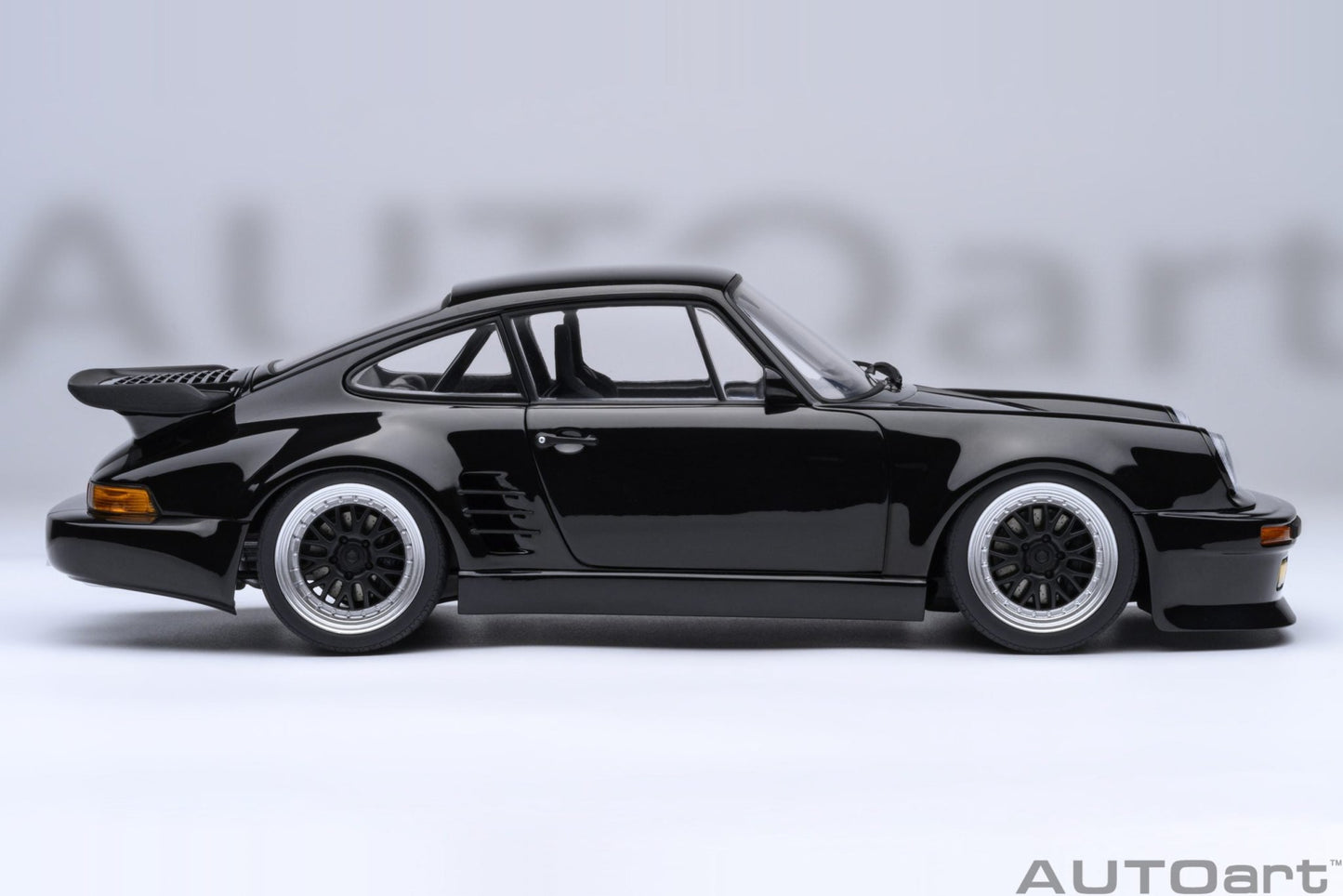 AutoArt Porsche 911 930 Turbo Wangan Midnight Blackbird 1:18 Modell