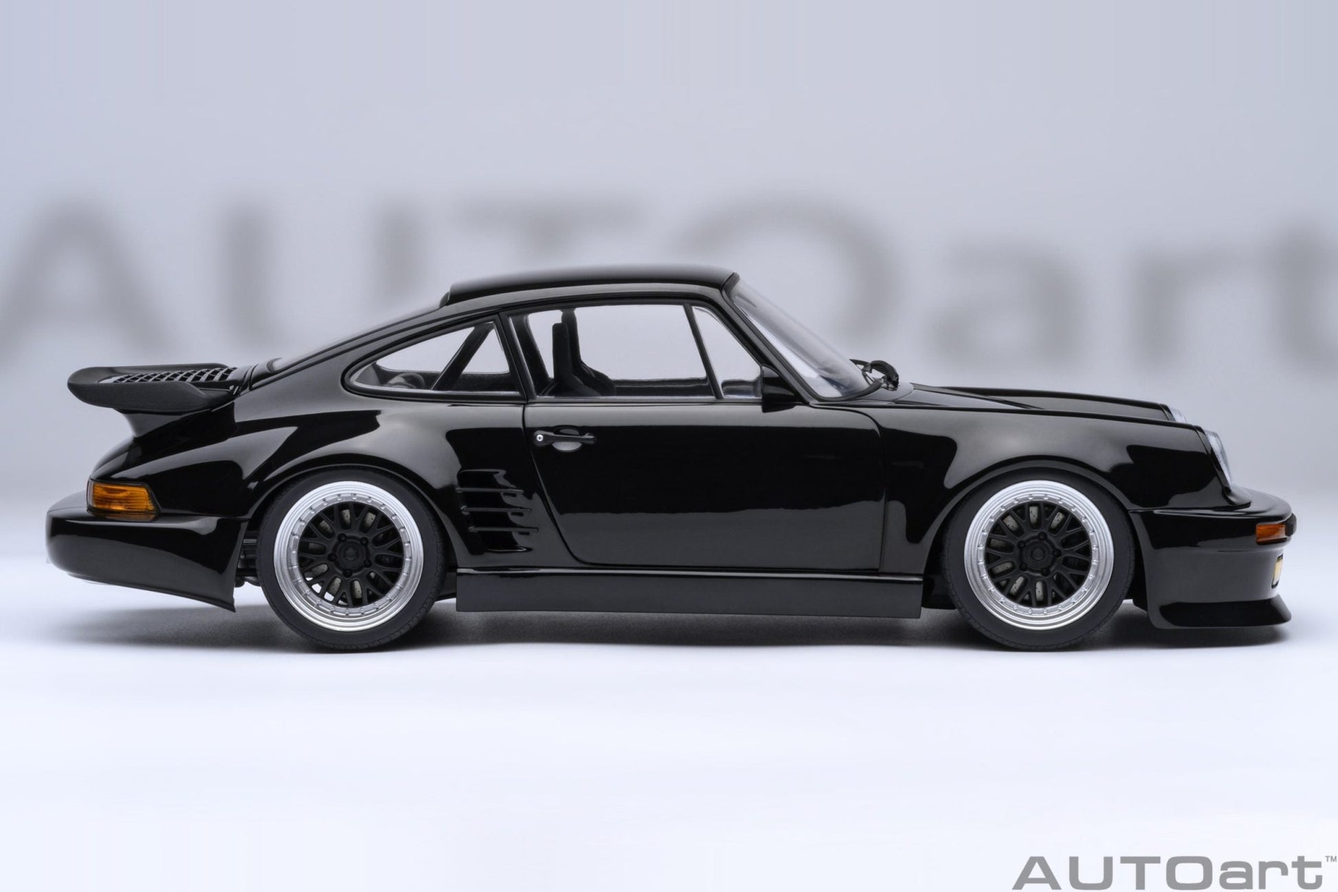 AutoArt Porsche 911 930 Turbo Wangan Midnight Blackbird 1:18 Modell
