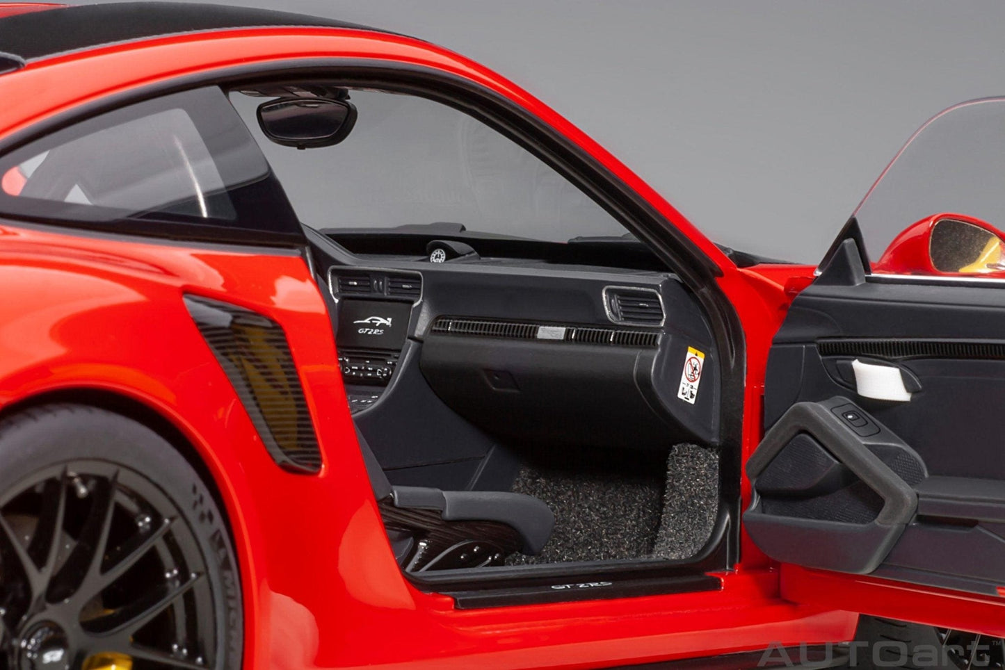 AutoArt Porsche 911 (991.2) GT2 RS Weissach Package - Guards Red 1:18 Modell