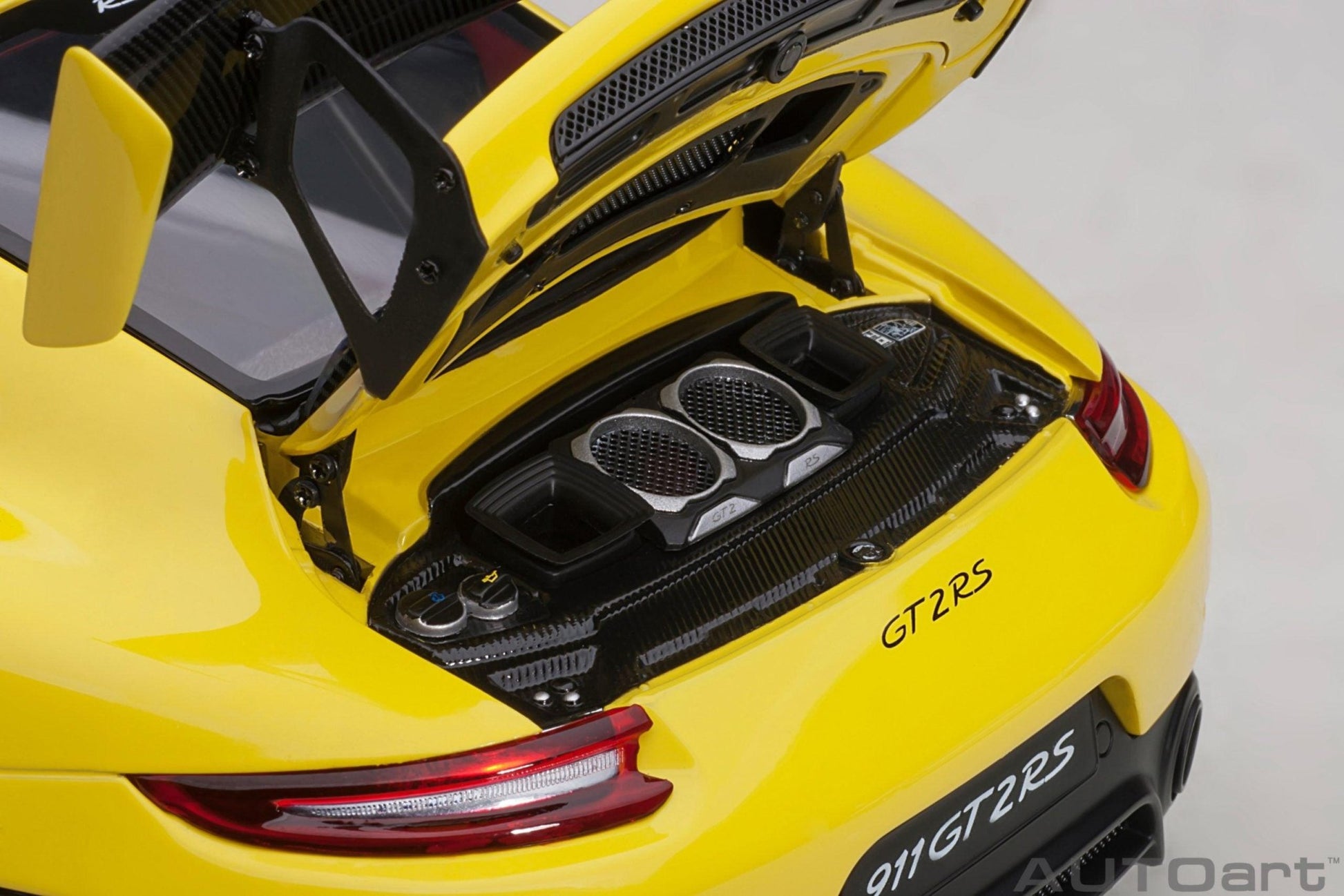 AutoArt Porsche 911 (991.2) GT2 RS Weissach Package - Racing Yellow 1:18 Modell - Artexio