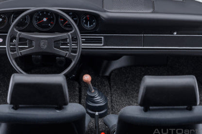 AutoArt Porsche 911 Carrera 2.7 RS Grand Prix White with Red stripes 1:18 Modell