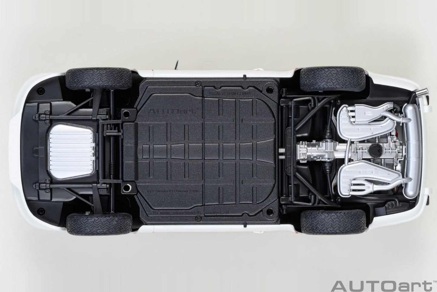 AutoArt Porsche 911 Carrera 2.7 RS Grand Prix White with Red stripes 1:18 Modell