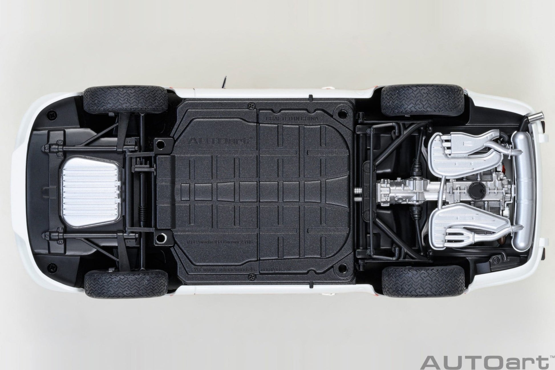 AutoArt Porsche 911 Carrera 2.7 RS Grand Prix White with Red stripes 1:18 Modell