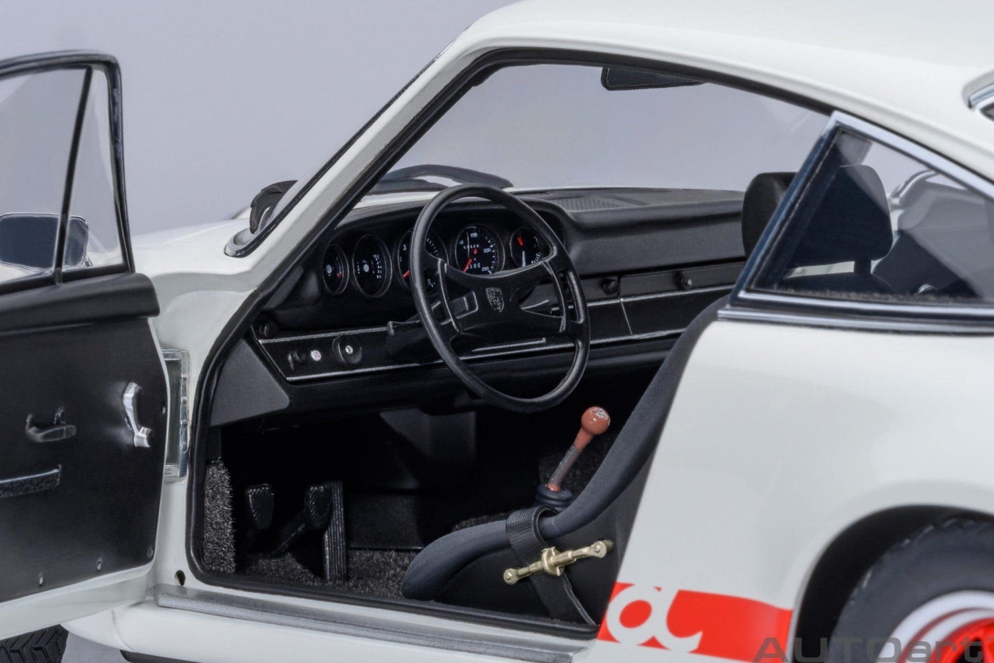 AutoArt Porsche 911 Carrera 2.7 RS Grand Prix White with Red stripes 1:18 Modell