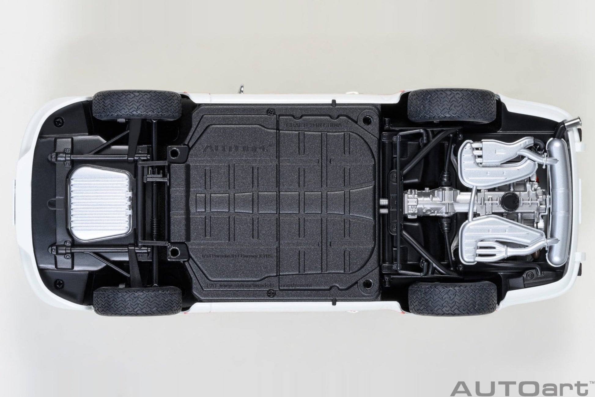 AutoArt Porsche 911 Carrera 2.7 RS THE CIRCUIT WOLF 1:18 Modell