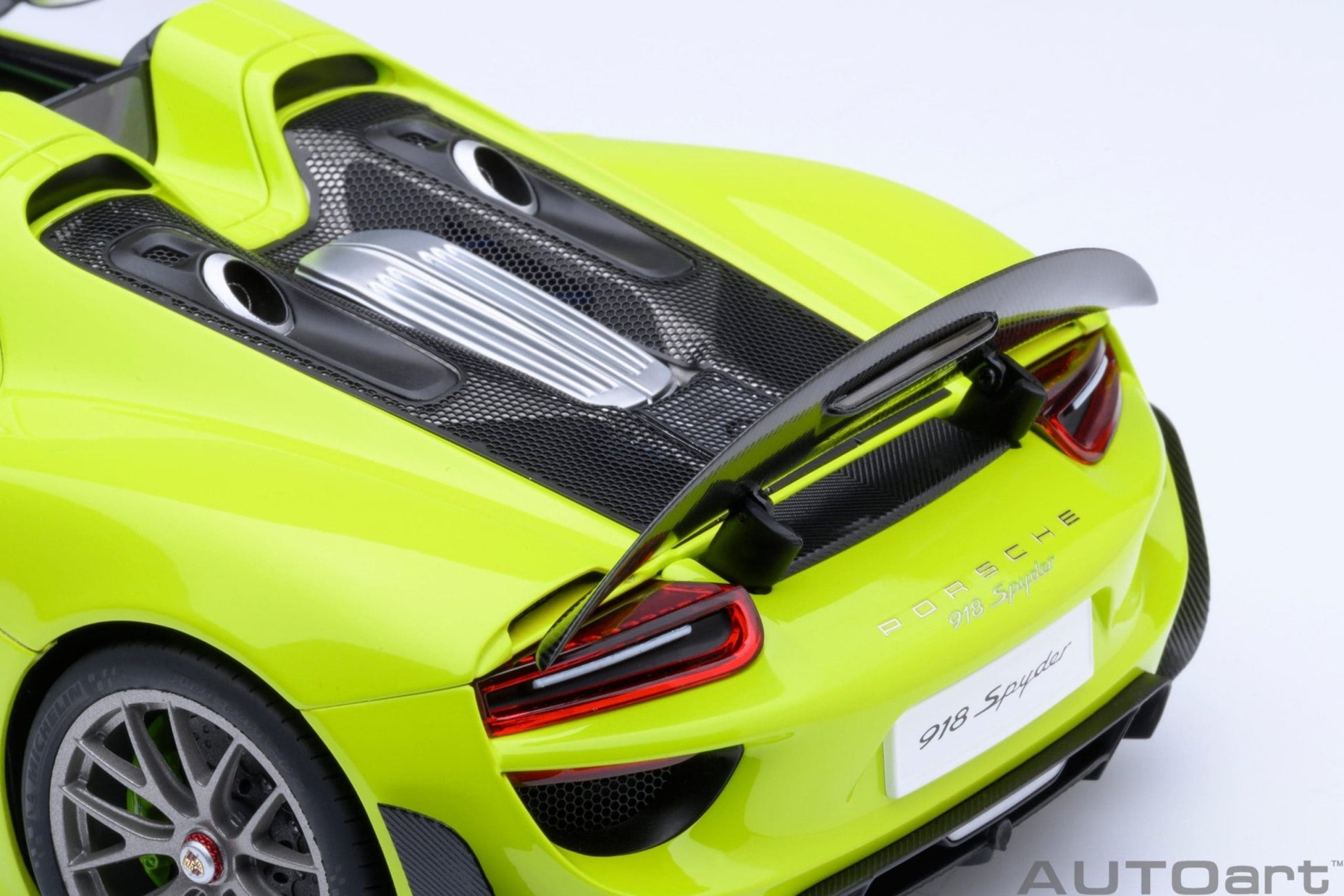 AutoArt Porsche 918 Spyder Weissach Package (Acid Green) 1:18 Modell