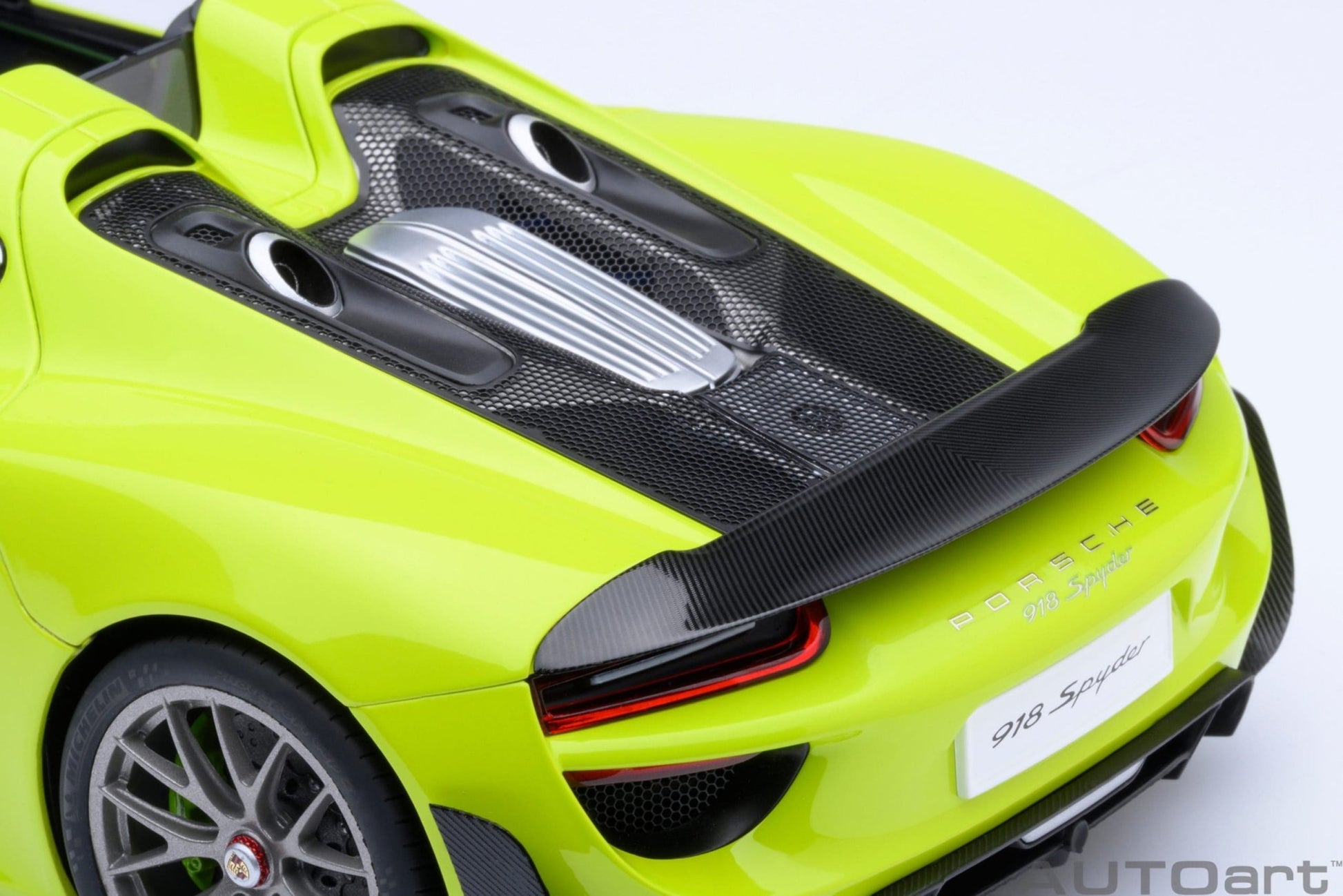 AutoArt Porsche 918 Spyder Weissach Package (Acid Green) 1:18 Modell