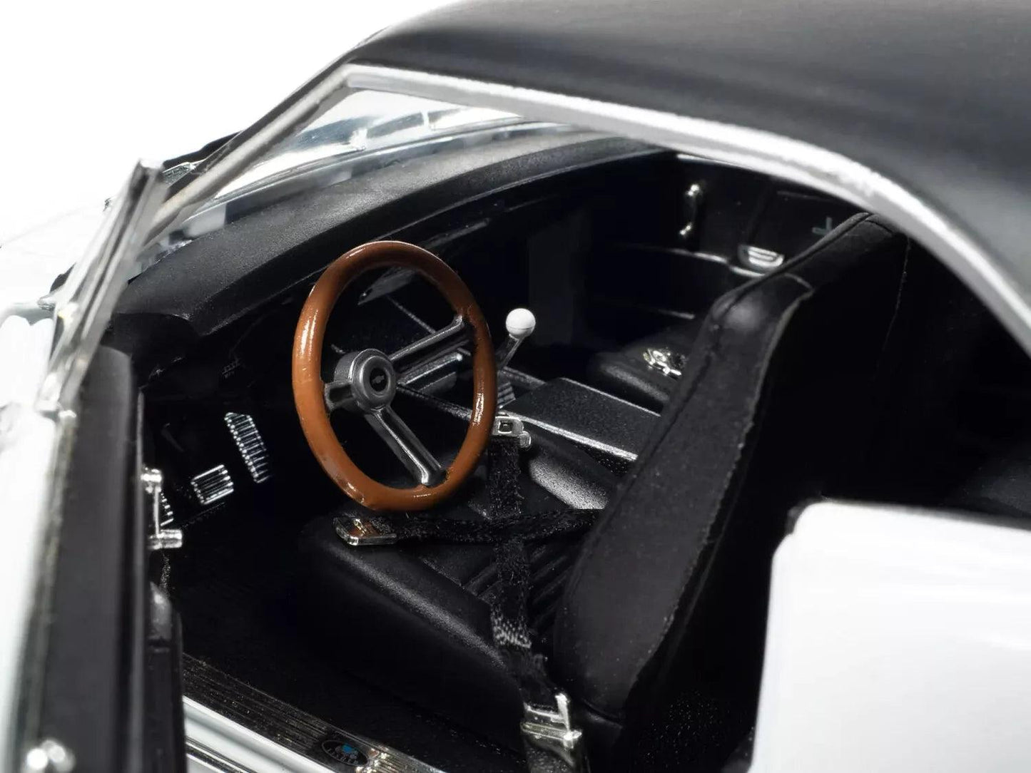 Autoworld Chevrolet Camaro SS (Baldwin Motion) Ermine White 1:18 Modell