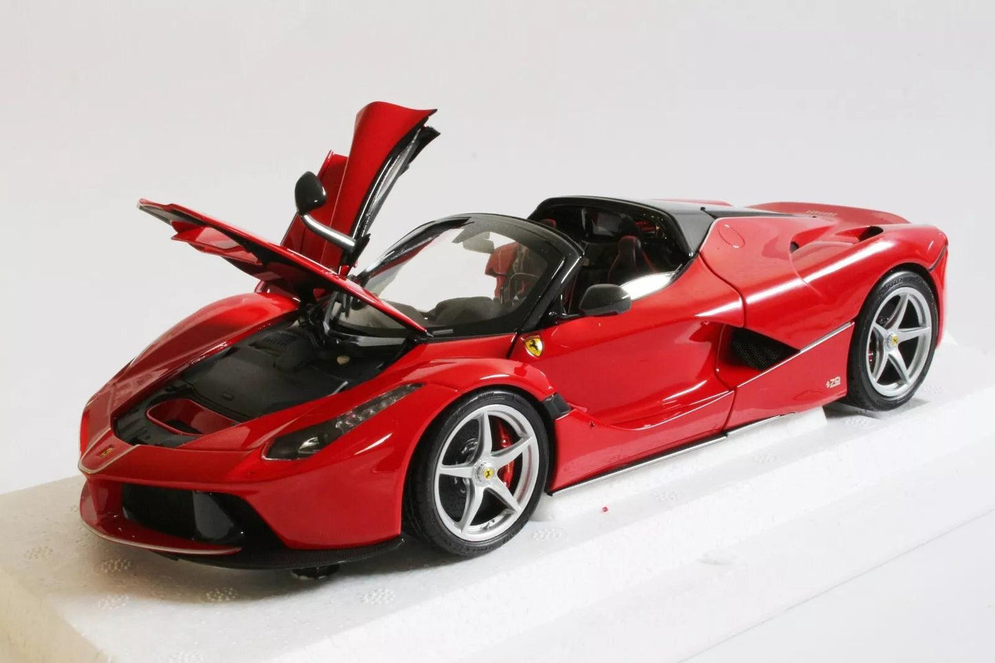 BBR Models Ferrari LaFerrari Aperta - Red 1:18 Modell - Artexio