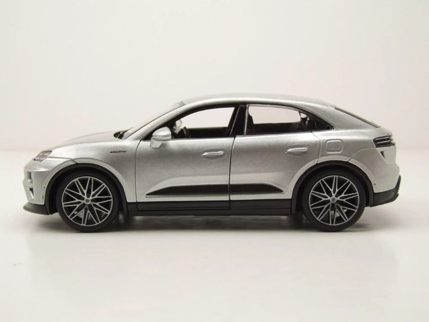 Bburago Porsche Macan 4 Electric 2024 Silver 1:24 Modell