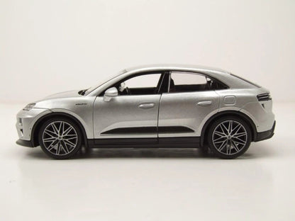 Bburago Porsche Macan 4 Electric 2024 Silver 1:24 Modell