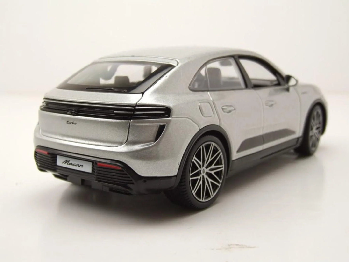 Bburago Porsche Macan 4 Electric 2024 Silver 1:24 Modell