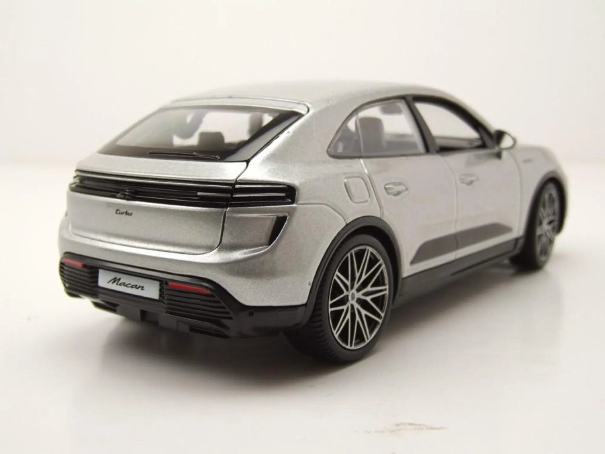 Bburago Porsche Macan 4 Electric 2024 Silver 1:24 Modell