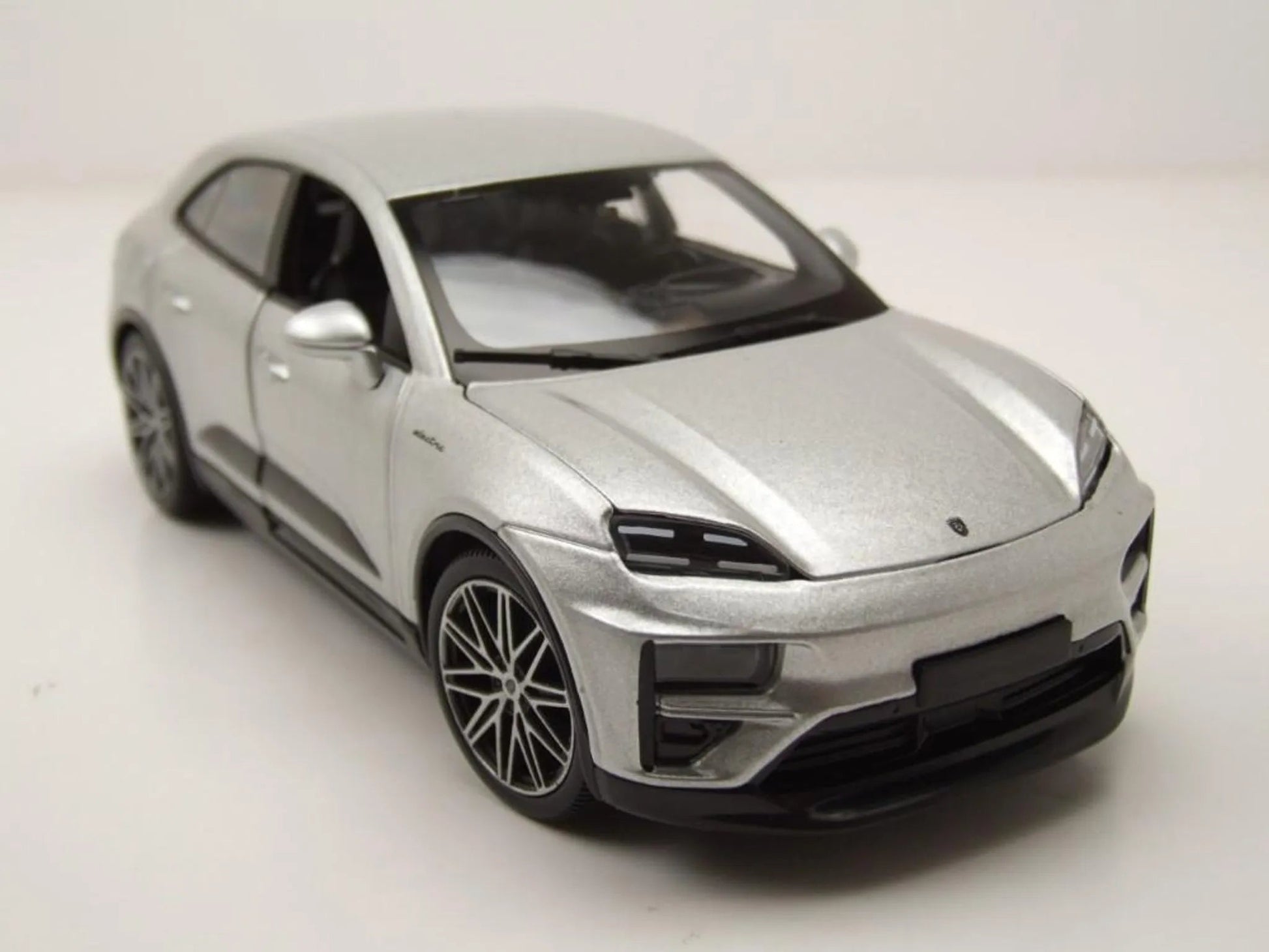 Bburago Porsche Macan 4 Electric 2024 Silver 1:24 Modell