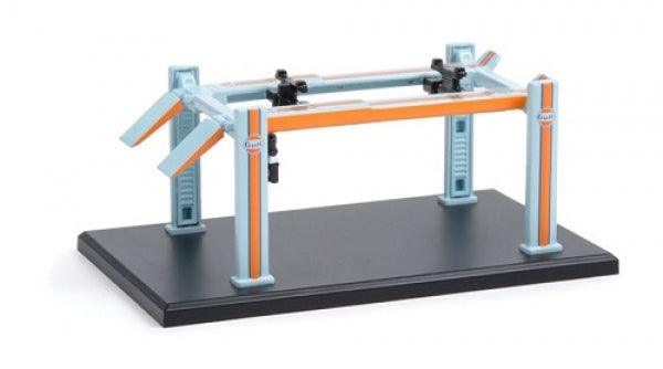 Greenlight Four -Post Lifts Series 1 - Gulf Oil 1:64 Model