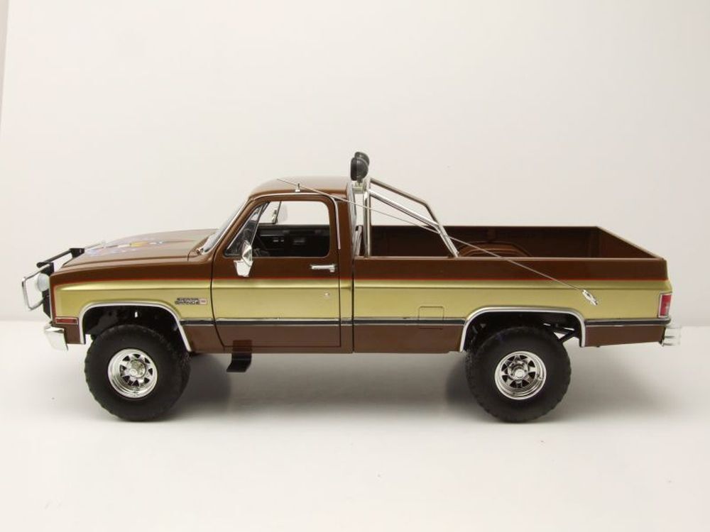 Greenlight GMC K - 2500 Sierra Grande Wideside Pickup - Fall Guy Stuntman Association - 1982 1:18 - Artexio