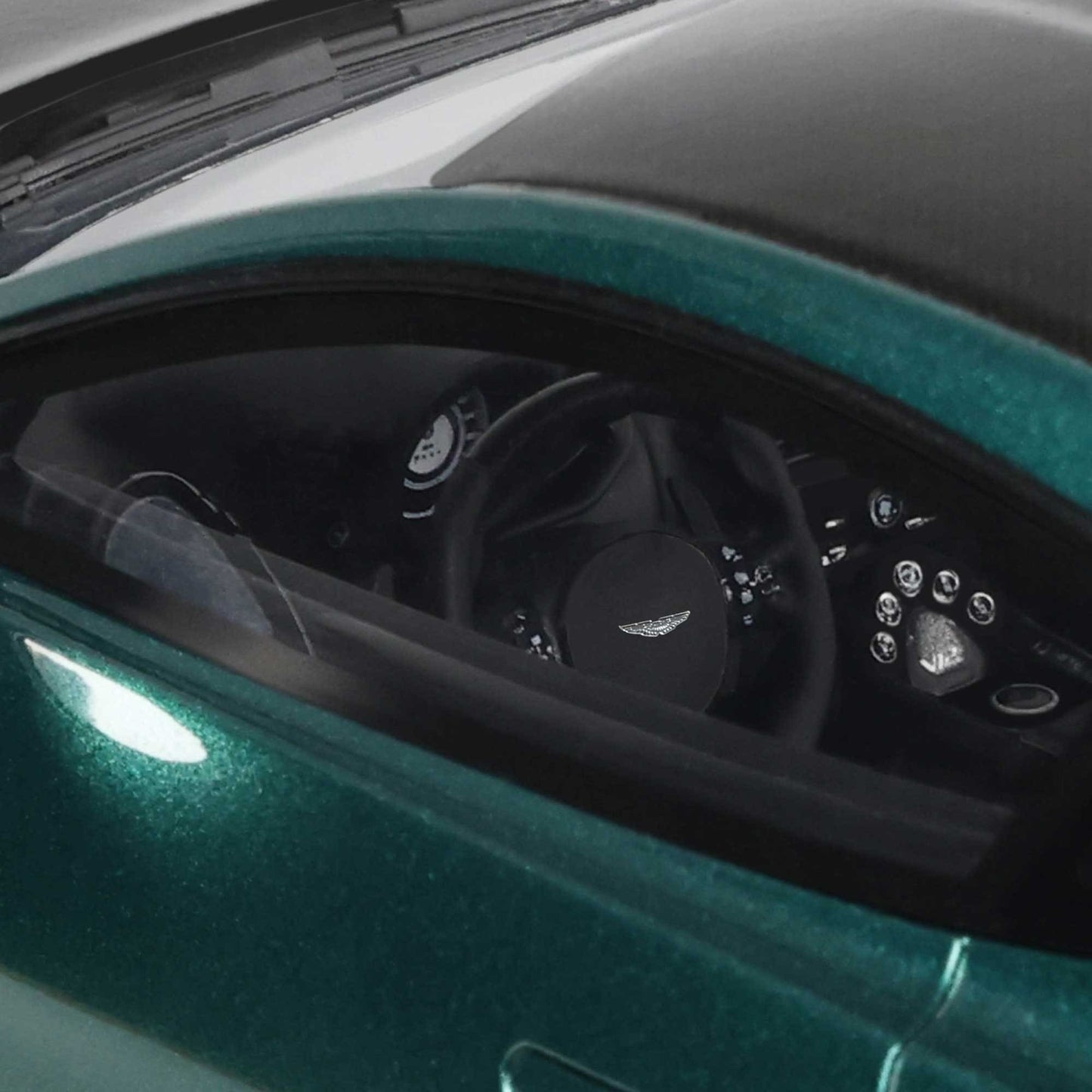 GT Spirit Aston Martin V12 Vantage Green 1:18 Modell