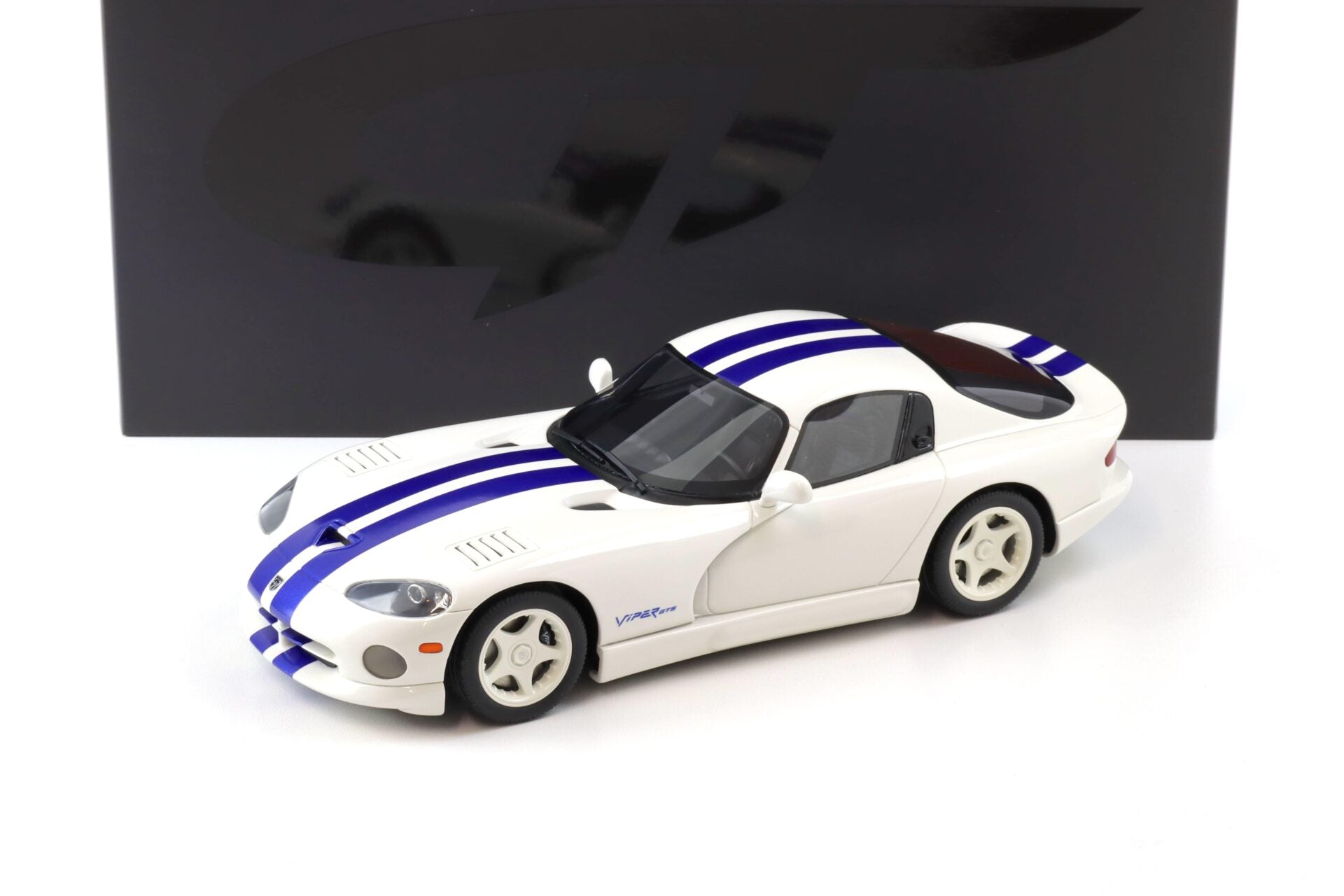 GT Spirit Dodge Viper GTS Coupe Stone white/ blue stripes 1996 1:18 Modell