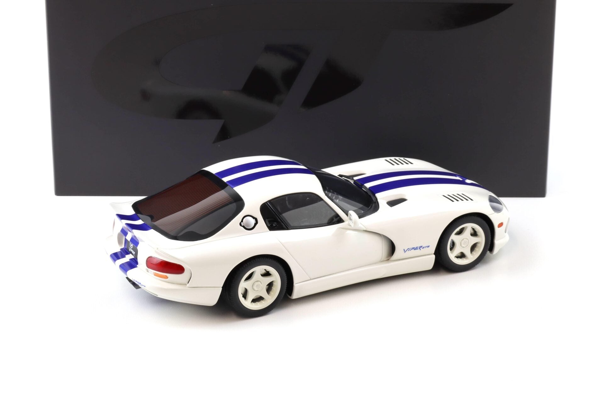 GT Spirit Dodge Viper GTS Coupe Stone white/ blue stripes 1996 1:18 Modell