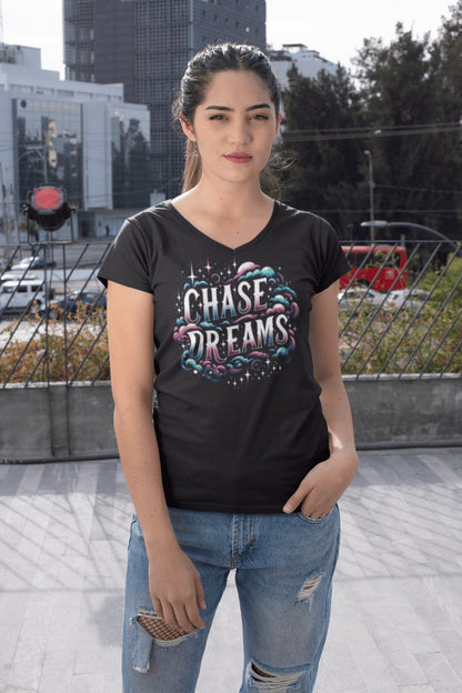 Kurzärmeliges Unisex T-Shirt mit V - Ausschnitt "Chase Dreams" - Artexio