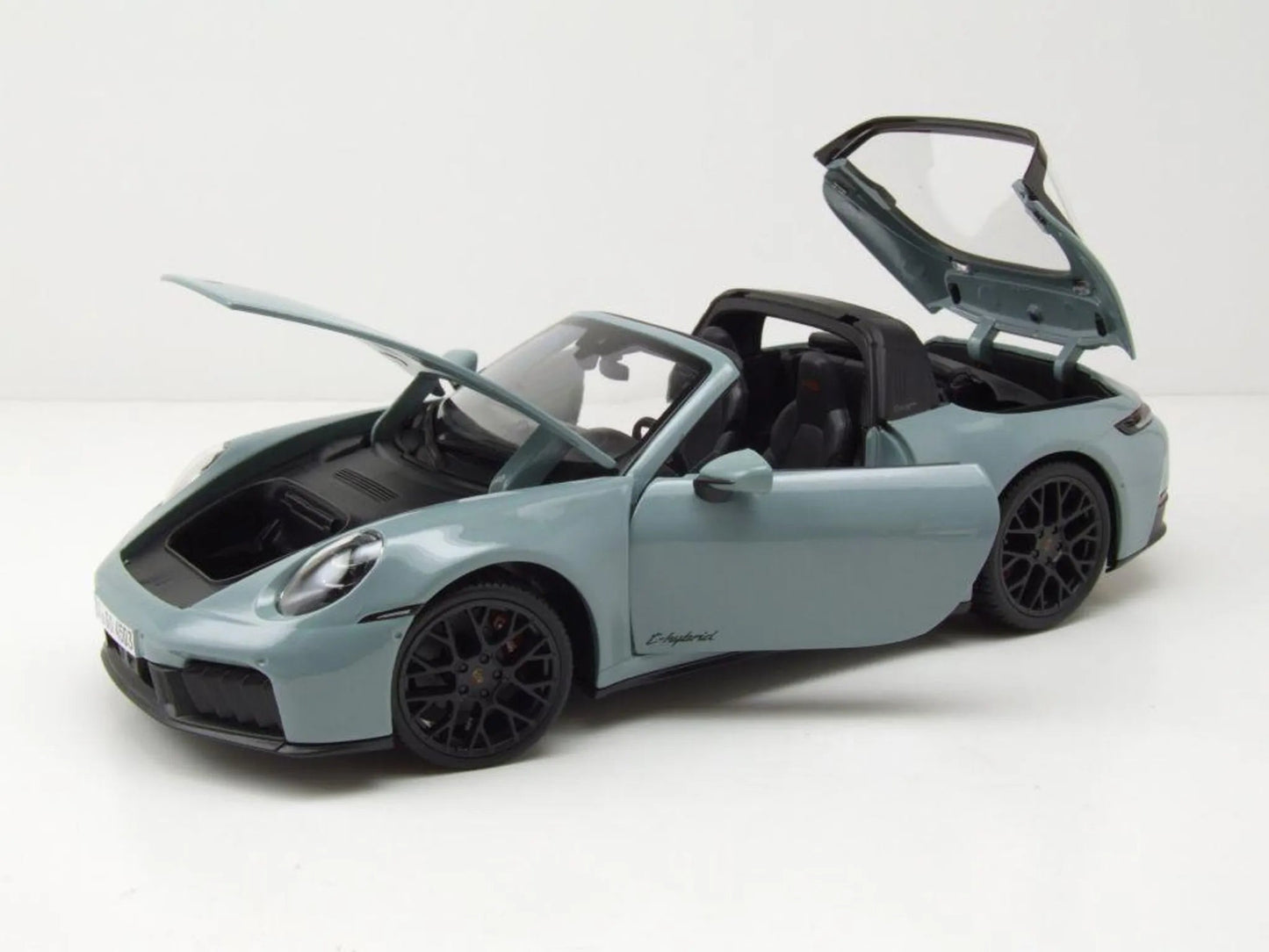 Maisto Porsche 911 992.2 Targa 4 GTS Hybrid 2025 Grey 1:18 Modell