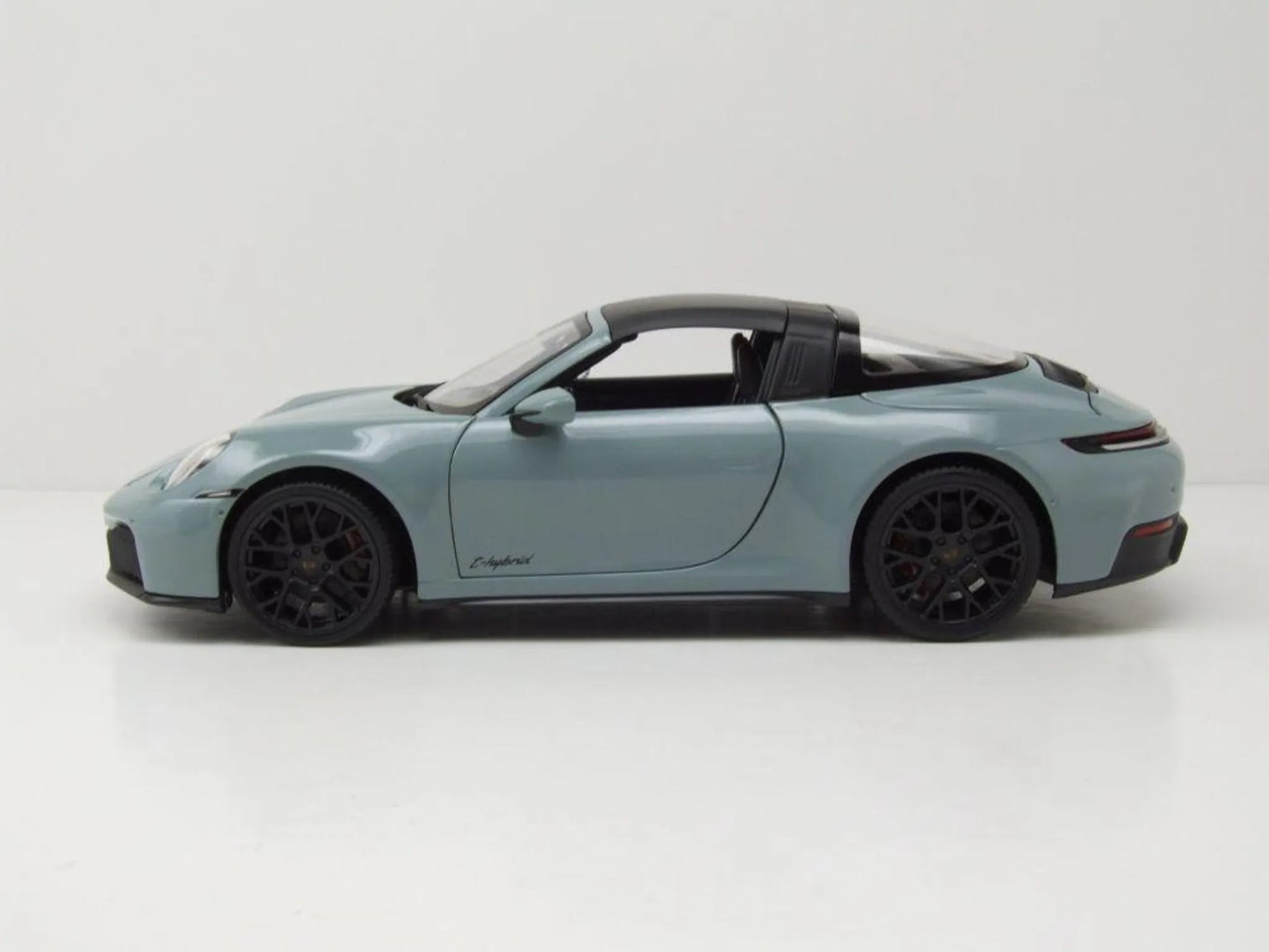 Maisto Porsche 911 992.2 Targa 4 GTS Hybrid 2025 Grey 1:18 Modell