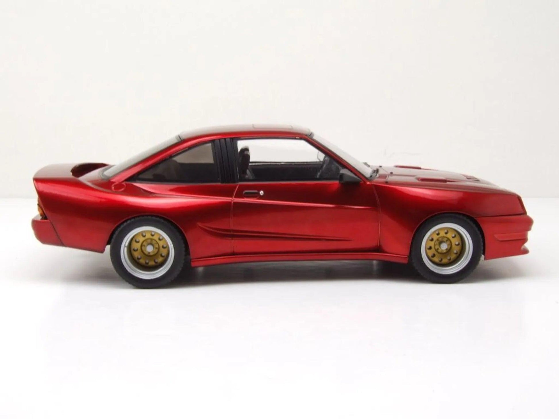 MCG Opel Manta B Mattig 1991 - Metallic Red 1:18 Modell - Artexio