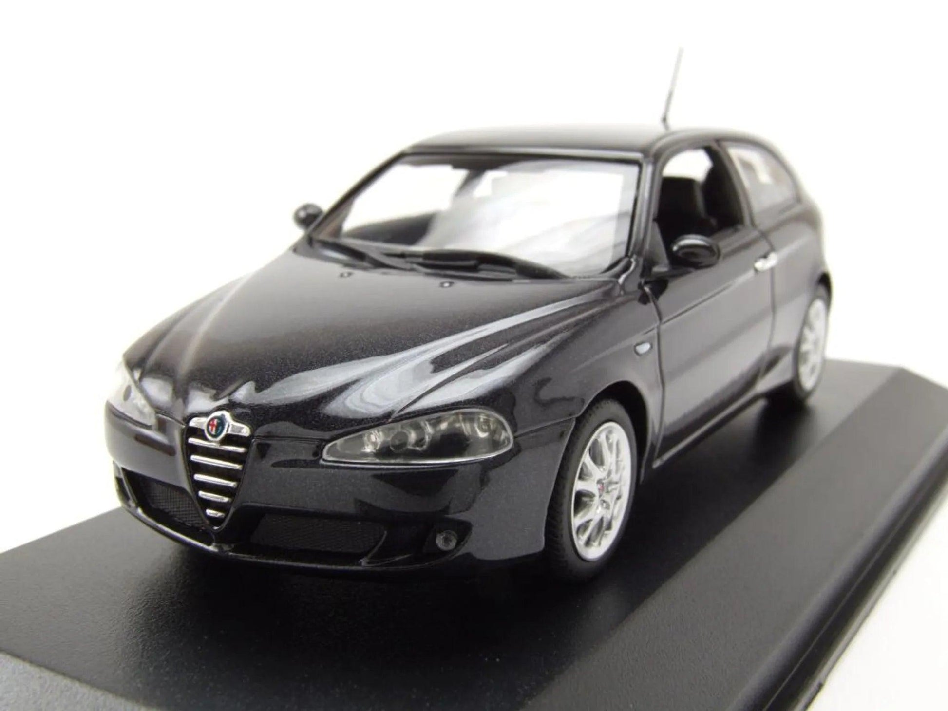 Minichamps Alfa Romeo 147 2005 – Black Metallic 1:43 Modell