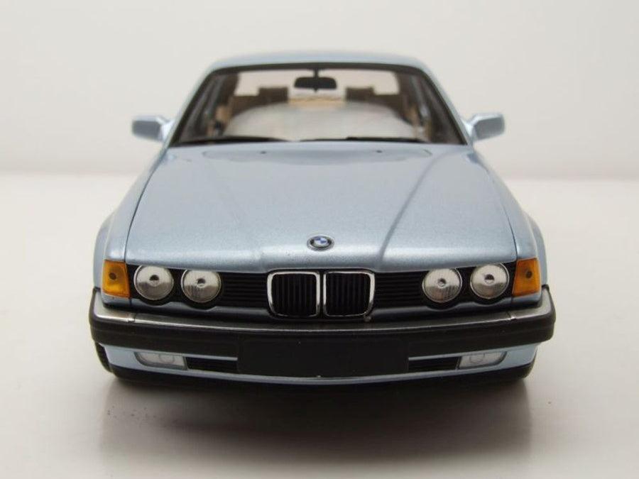 Minichamps BMW 7er 730I (E32) 1986 – Light Blue Metallic 1:18 Modell - Artexio