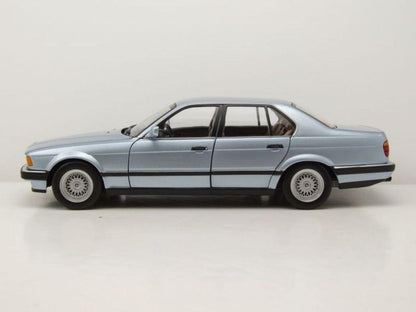 Minichamps BMW 7er 730I (E32) 1986 – Light Blue Metallic 1:18 Modell - Artexio