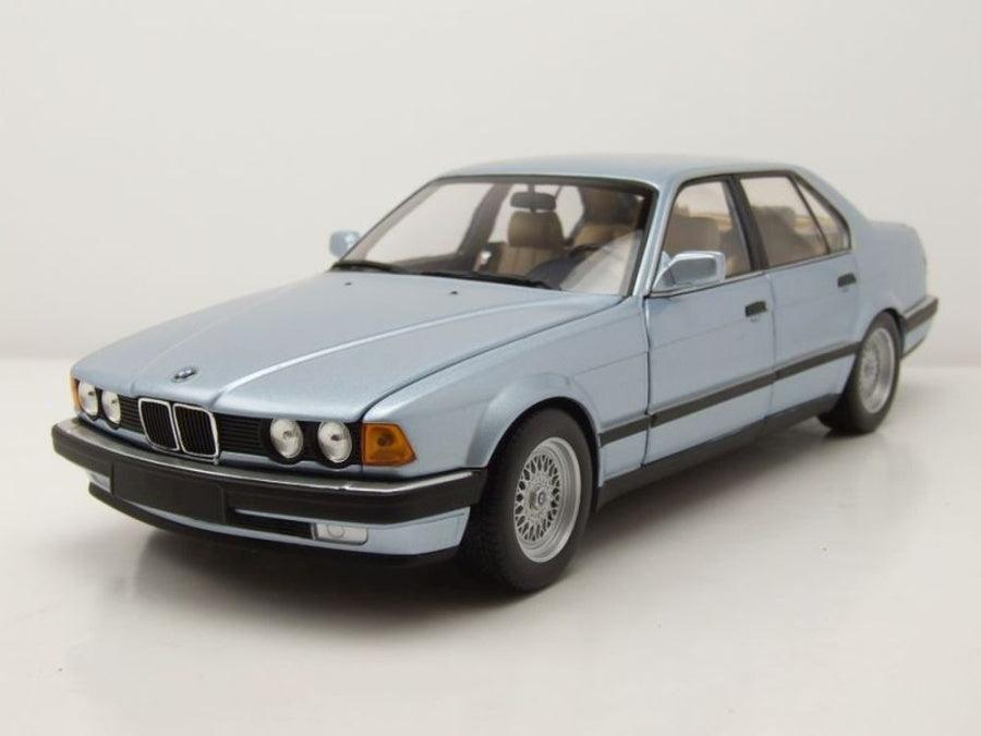 Minichamps BMW 7er 730I (E32) 1986 – Light Blue Metallic 1:18 Modell - Artexio