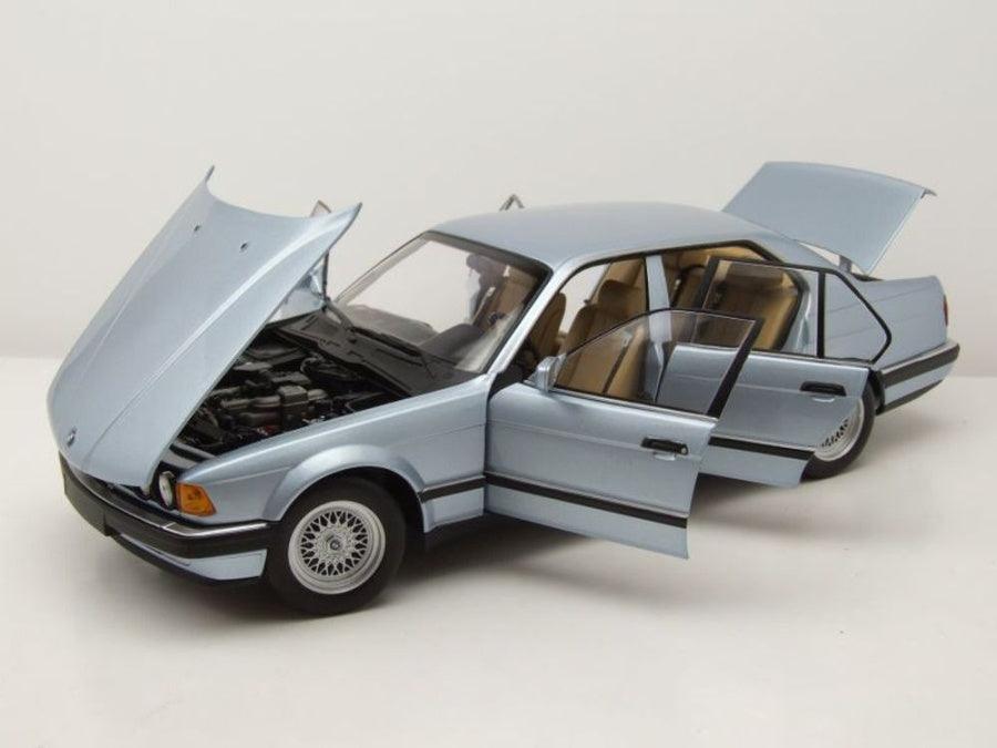 Minichamps BMW 7er 730I (E32) 1986 – Light Blue Metallic 1:18 Modell - Artexio