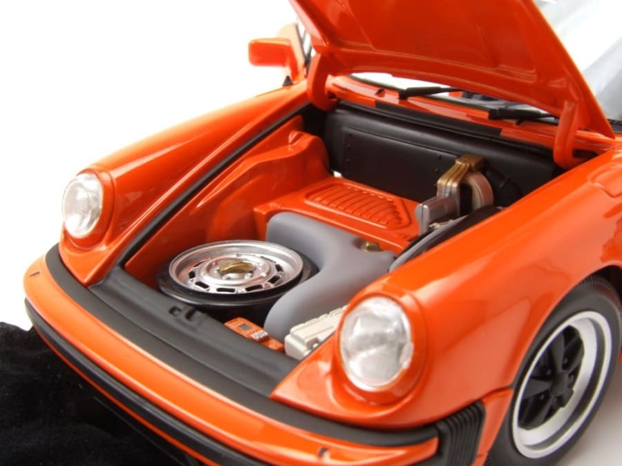 Minichamps Porsche 911 Carrera Coupe 3.2 1983 orange 1:18 Modell