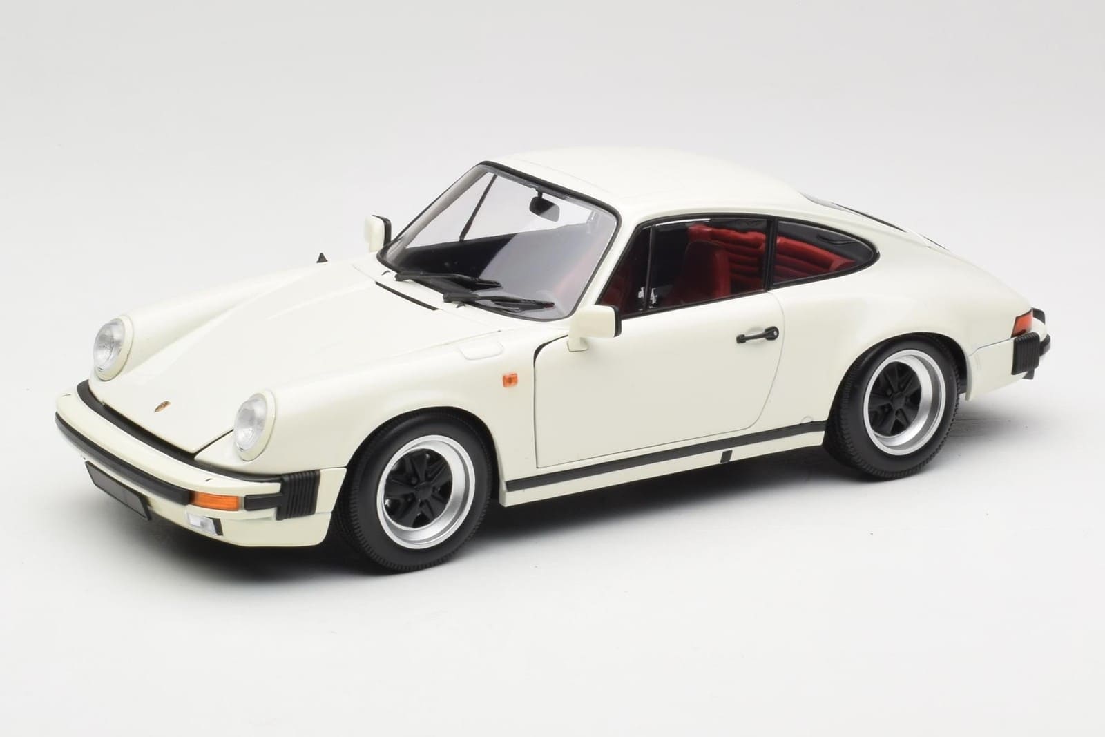 Minichamps Porsche 911 Carrera Coupe 3.2 1983 weiß 1:18 Modell