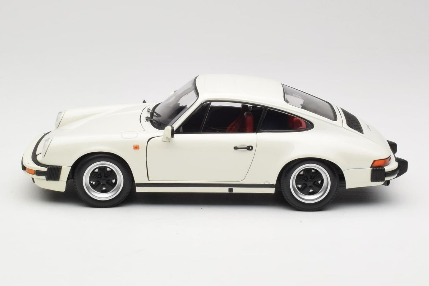 Minichamps Porsche 911 Carrera Coupe 3.2 1983 weiß 1:18 Modell